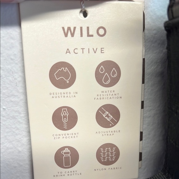 Wilo The Label Black Hydration Bag with Cell Phone/Keys Pocket - Picture 3 of 13